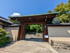 はい、そうでした、ここ！
吉田山荘さん。
https://www.yoshidasanso.com/

素晴らしい門、素晴らしいドライブウエイ。
