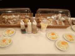 日が変わり、ホテル朝食です。どこかのパン屋さんの総菜パンとサラダでシンプルでした。