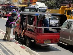 【プラカノン駅近辺】

車の量は多いながらも、なんだか道沿いのお店も減り、一気にローカル色が強くなり、昔のバンコクが急に顔を出す雰囲気...

良い、いい～！私はこういうのを望んでいるのだよ～!!...みたいな...


写真：このプラカノンに来ると...特に、このプラカノン市場は「イスラム教」の香りがプンプンする...ヒジャブを被った女性が急に増える...