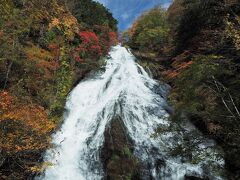 そして湯滝。高さ70メートル、長さ110メートルあり、湯ノ湖をつくった三岳溶岩流の岩壁を流れ落ちます。