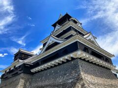 再び外に出ると、たちまちさらされる強い日差し。
それと、湿気も高く、たまらない暑さ～

でも、下から見上げた熊本城は、
青空にも映え、天に向かっていくようで、
いいですねー