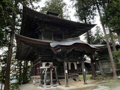 こちらは寺の創建からしばらく経って造られた前立本尊の薬師如来像を祀る『薬師堂』です。

先ほどの湯沢神社拝殿と同様、屋根周りの彫刻が素晴らしいです。