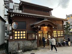 健命寺からお宿に戻る途中でもう一度湯巡りを、と思って立ち寄った『河原湯』です。

このとき時刻は17時20分頃でまだ余裕がありました。

先ほどの大湯と同様、浴場内は利用客で大盛況でした。

河原湯の源泉の泉質は弱アルカリ性のカルシウム・塩化物・硫黄泉で泉温は60℃、皮膚病に効能があるそうです。

浴室内は照明で明るかったですが、1つだけの浴槽の中のお湯は大湯よりも黒みがかった濃い緑色でした。

加水はされていますが、入ってみると湯温は45℃弱のかなり熱いお湯でした。