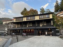 大湯の近くに建つ老舗旅館『さかや』さんの姉妹館『はなれ・寿命延（じょんのび）』さんです。

元々は2009年に開業した温泉旅館『湯宿寿命延』でしたが、最近コンドミニアム型ホテルとしてリニューアルオープンしたそうです。

スキー場も近い野沢温泉で、長期滞在に対応したリゾート宿泊施設です。