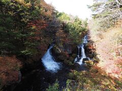 竜頭の滝。紅葉もまだまだ綺麗ですが、如何せんこの時間はコントラストが強すぎて写真では上手く映らない。