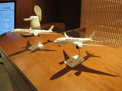 いきなりですが、こちらは大阪国際空港にあるJALのサクララウンジの受付にあった飛行機の模型です。マイルでは花巻に行ってますが、自腹では今年初めてのフライトです