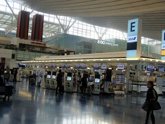 羽田空港．　チェックインは全て自動になっているようで，ビジネスクラス・カウンタなどはないようでした．

9:05am発のロンドン・ヒースロー空港行だったため，5amに家を出ました．羽田空港へ到着は7am頃．
