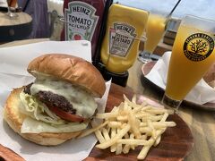 ここにやって来たのは海沿いでハンバーガーを食べる為。
チーズバーガーを注文しました。
ボリューミーで大変美味しかったです！

店内が満席だったので海側のテラス席で食べたのですが、風が強過ぎてポテトが吹き飛ばされないよう守るのが大変でした笑

