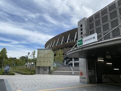 大江戸線に乗って国立競技場駅にやってきました。