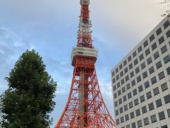 虎ノ門から一駅移動して東京タワーへ。
近くで見るとやはりデカい！！
今回は展望台には行かず、下から見上げるだけにしました。