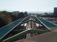佐久平駅
昨日乗った北陸新幹線を跨ぎ越します。
新幹線の上に在来線がある珍しい構造。