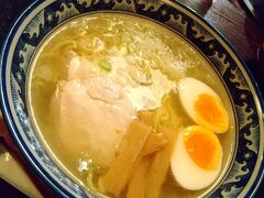 お願いして娘ちゃんと私は単品ラーメン（塩・しょうゆ）にしました。息子は親子丼セット。比内地鶏…個人的にはお出汁が美味しいかな？と。身が引きしまっていて食べ応えありそうだけど、親子丼は胸肉のせいかちょっとパサつきが気になってしまいました。焼き鳥とかのほうが部位も選べて美味しいのかな～なんて思いました。
ラーメンのスープは、最高★★でした。
