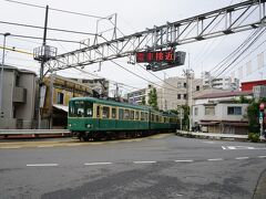 お寺の目の前は江ノ電の線路が通っています。ここは路面電車の区間です
「江ノ電だ!」ともちゃん大喜び
鎌倉に住んでいるともちゃん、江ノ電は、当然、何度も乗っているのですが、街中を走っているのを見るのは初めてとのこと