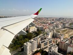 リスボンの空港は市内まですぐなので、着陸時は建物の至近を通過して降りていきます。結構こわいです。。
到着したらゲートまではバスに乗り、ゲートから出口まではごちゃごちゃしていて人がいっぱいいて、混沌としてます。
幸い、出口で友人がすぐ見つけてくれて、無事に念願だった5年ぶりの再会!
友人の車で市内へ向かいます。
