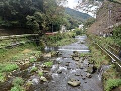 箱根湯本駅まで１０分ちょっとなので

前回、暑さで断念してしまったので今回はチェックアウトのあと
そのまま歩いてみました。

日帰りで全然これる場所なのに、こうやって川を見るのは
初めてに近いかもしれません。