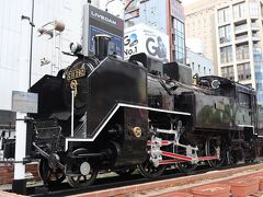 新橋駅ＳＬ広場　鉄道開業150年　蒸気機関車の車体がピッカピカです