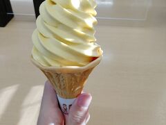 温泉は行った後はソフトクリーム。
津軽フリーパスを見せると、マルメロソフトが350円→300円に。
とても美味しかったです。
マルメロは秋が旬の果物で、西洋かりんとよばれているそう。
酸味のある洋ナシとかの味かなぁ、表現しにくい味でした。