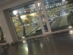 空港に戻って来ました。
朝イチの飛行機に乗るので今回は空港泊です。