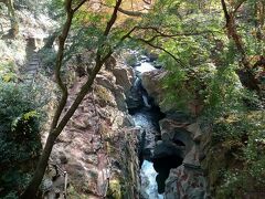 土釜にも寄りました。
狭い峡谷の河床にできた釜状の甌穴が見所です。
美しい紅葉も当然見れます！