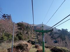 剣山では、剣山観光登山リフトで頂上近くへ。
上は非常に寒かったです！防寒服が必要です。
