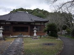 崇円寺という古刹の境内の小径を進み、背後の丘へ登ります。