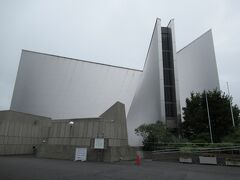 どど～んと巨大なモダン建築。これが、東京カテドラル聖マリア大聖堂。
この写真では分からないけど、上空から見ると十字架の形になっていて、建築の設計は丹下健三・都市・建築設計研究所。竣工は1964年なのでもう60年近いです（現在は2022年）