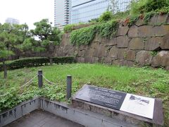 地下鉄から外に出ると江戸城の外堀跡がありました