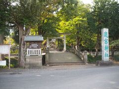 瀧宮神社の入り口です。駅の横に神社の駐車場が有り、その前から写真の参道が始まっています。