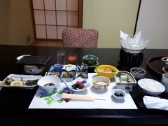 宿で朝食。個室で豪華な食事をいただきました。