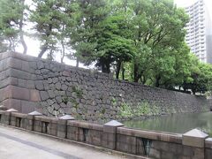 江戸城の石垣が続いてます