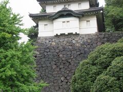 最初の見どころは富士見櫓。江戸城の遺構では最も古いもののひとつで、ご覧のように三重の櫓です