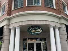 ストリート沿いのこちらのレストラン「スティッキー・フィンガーズ(Sticky Fingers)」でランチです。