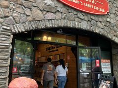 とにかく、どの店もポップな感じでお洒落。鄙びた店舗はほぼ見当たりません。こちらの「リバー・ストリート・スイーツ・サバンナズ・キャンディ・キッチン」に入ってみましょう。