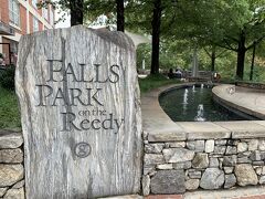半マイルほどのところにあるのが「フォールズ・パーク・オン・ザ・リーディ」。路肩の駐車スペースをなんとか確保（なかなか空きませんでしたが）。