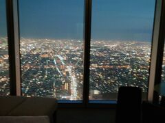 大阪のマリオット都ホテルのコンシェルジュでチェックインして、そのままラウンジで軽食を食べてからお部屋へ入ると、すでに外は真っ暗でした。
夜景が綺麗ですね。このホテルはあべのハルカスの中にあります。ホテルの最上階は57階です。