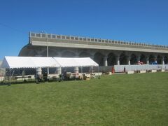 快晴の下で眺める北防波堤ドーム。

案外記憶にないかも～♪