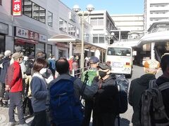 秦野駅前のバス乗場　平日だというのに……
ヤビツ峠までバス２台、運が悪い私たちは30分ほど立ちっぽ(><)