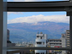 福島駅に降り立ったら、駅から雄大な山が。
福島駅、いいね。
あれは吾妻連峰だそう。