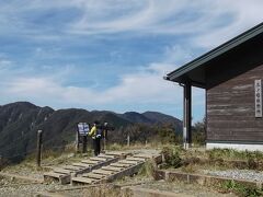 三ノ塔、ここまで２時間かかりました(-_-;)
向こうに塔ノ岳と丹沢山がみえます