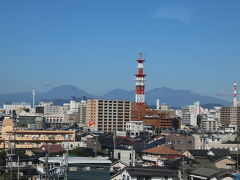 栃木県内を走行中、遠くの方に富士山のような山が。
旅客機はだいたい見れば分かるのに、山の名前が分からない。

調べると、あれは日光にある男体山らしい。
このときはまだ青い稜線だったが、翌週強い寒気がやってきて、雪化粧した姿に変わったそう。