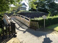 では、後編スタートです。
まずは、金沢城公園の極楽橋を渡ります。そして、階段を上がると・・