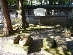 渡ると、尾山神社になります。これは、さし石（力石）です。