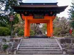 恵林寺

さて。なぜに時間が気になったのかと言うと。
ナビで恵林寺までと設定した所。
私は走行速度を１５Km/hで設定しています。

スタートした時は到着時刻は１３時５０分となっていました。
これは、休憩しないで走り続ける予定時刻です。
しかし今回はどんどん遅れてしまい、到着時刻が１５時５０分になっていました。

過去の走行だと、殆ど最初の予定時刻にゴール出来ていたので、ここまで遅れた事は無かったのと、お寺さんの拝観時間に間に合うかな？って心配がありました。

私は県道３８号線（信玄のみち）を北上していきました。
恵林寺の門（この門ではありません）が目の前に見えるのですが。
駐車場は少し奥まった所に有ります。

最初にみえた門から少し北上すると黄色の点滅をした信号機があり、そこを右折するとこの門が見えてほんの少し進むと駐車場がありました。

そこに自転車を停めて。

やっと訪れる事が出来た恵林寺。