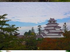 翌朝は歩いて鶴ヶ城[https://www.tsurugajo.com/tsurugajo/]へやってきました。
残念ながら、10月1日から長寿命化工事に入ってしまったため、建物内の見学はできませんでしたので外観だけ見物します。
天守閣の見栄えがいいですね。

少しだけ紅葉しています。