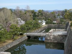 天守閣跡。階段を上がって街とお堀を。
あの辺は桜が満開そうだなーとか、360度見まわせます。