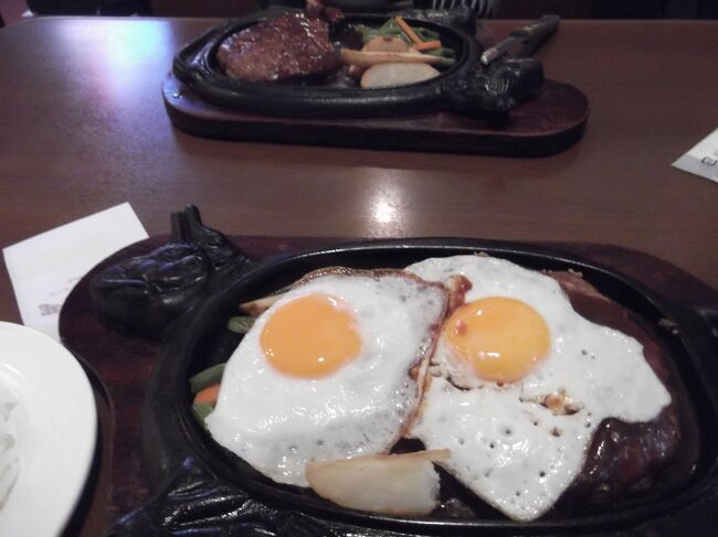 宿へ向かう途中。昨日のステーキ８８の別店。<br />19時入店。アイスのバイキング付きはお得。<br />今日はハンバーグ。卵嫌いな長男より卵、２<br />卵となりハンバーグみえず。<br />