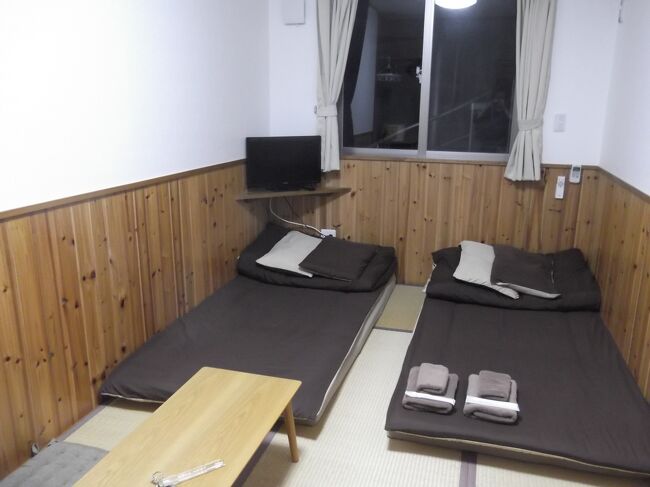 美ら水族館から車で南西の瀬田大橋を西へ。<br />ゲストハウス。ナビで正確にでなく少し迷う。<br />20時前にチェックイン。まあ、寝るだけ。<br />共同シャワーとトイレでお安く泊まれた。<br />2日目終了。<br />