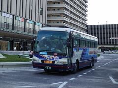 　県営バスの、諫早～長崎シャトル高速バスは健在。所要時間は45分。３０分毎に走り、必ず座れるのが魅力です。
　諫早駅を出ていくバスは乗客ゼロで心配になりますが、途中のバス停からの乗客がメインなのかもしれませんね。
