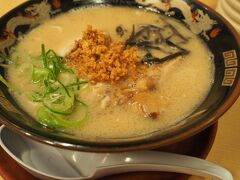 東口の鹿児島ラーメン屋へ。
おいしい鹿児島豚骨ラーメンです。