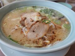 ざぼんラーメン820円。
うまみたっぷりの豚骨ラーメン。
見た目よりもあっさりしてうまい。